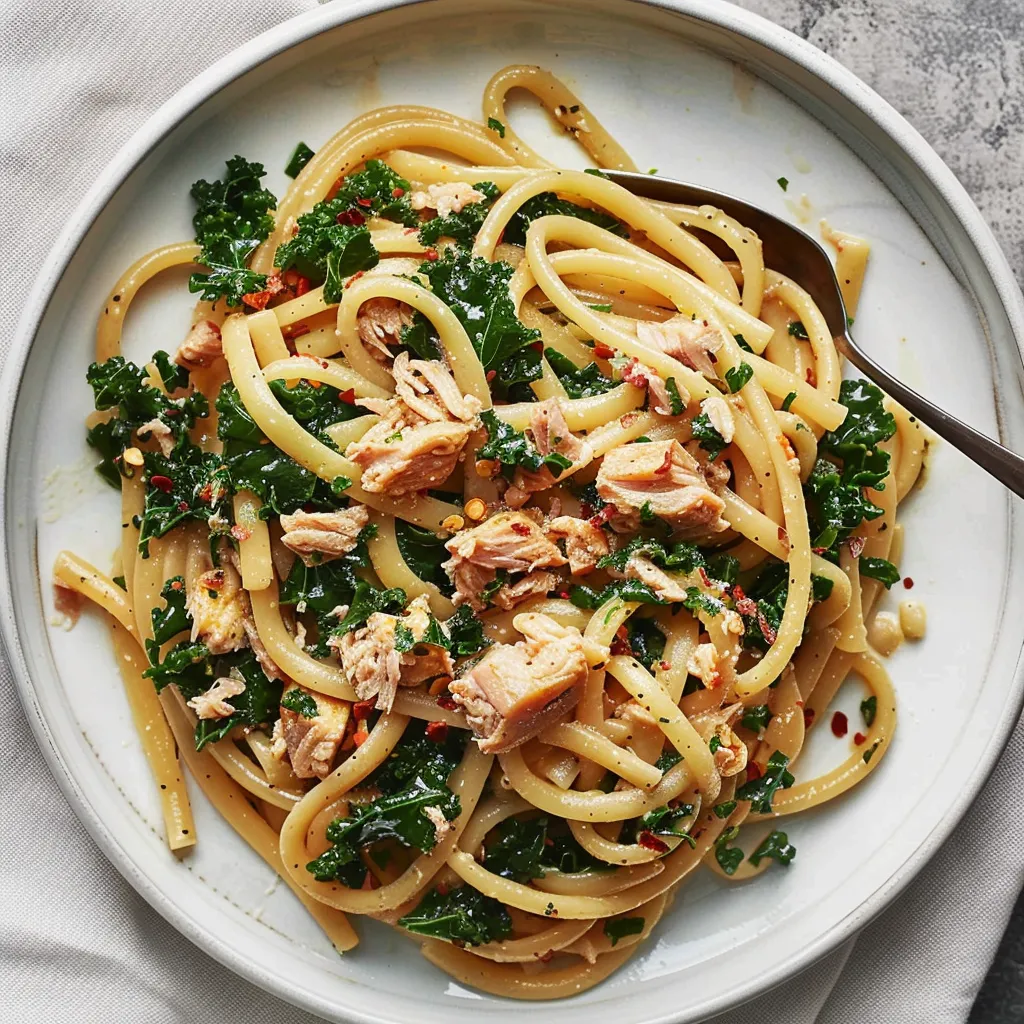 Pâtes au thon onctueux, oignons fondus et kale frais