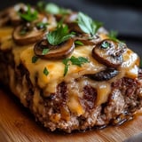 Plat généreux et savoureux avec viande, champignons et fromage suisse