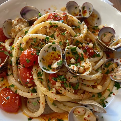 Tomates fraîches avec bucatini
