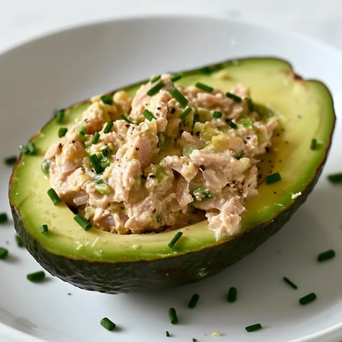 Thon garni dans avocats