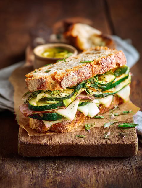 Une assiette d’accompagnement avec courgettes croustillantes et fromage.