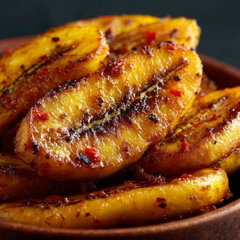 Bananes plantain rôties grillées et saupoudrées de paprika.